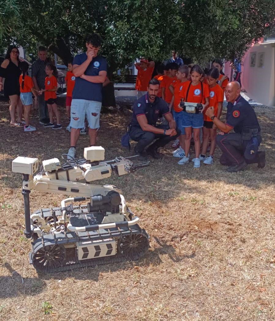 Carabinieri con studenti