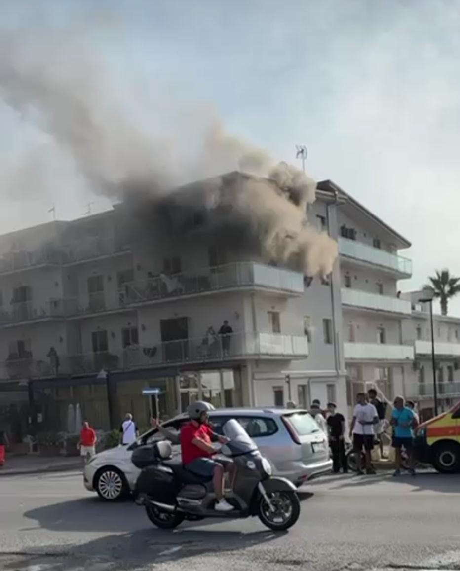 Edificio in fiamme