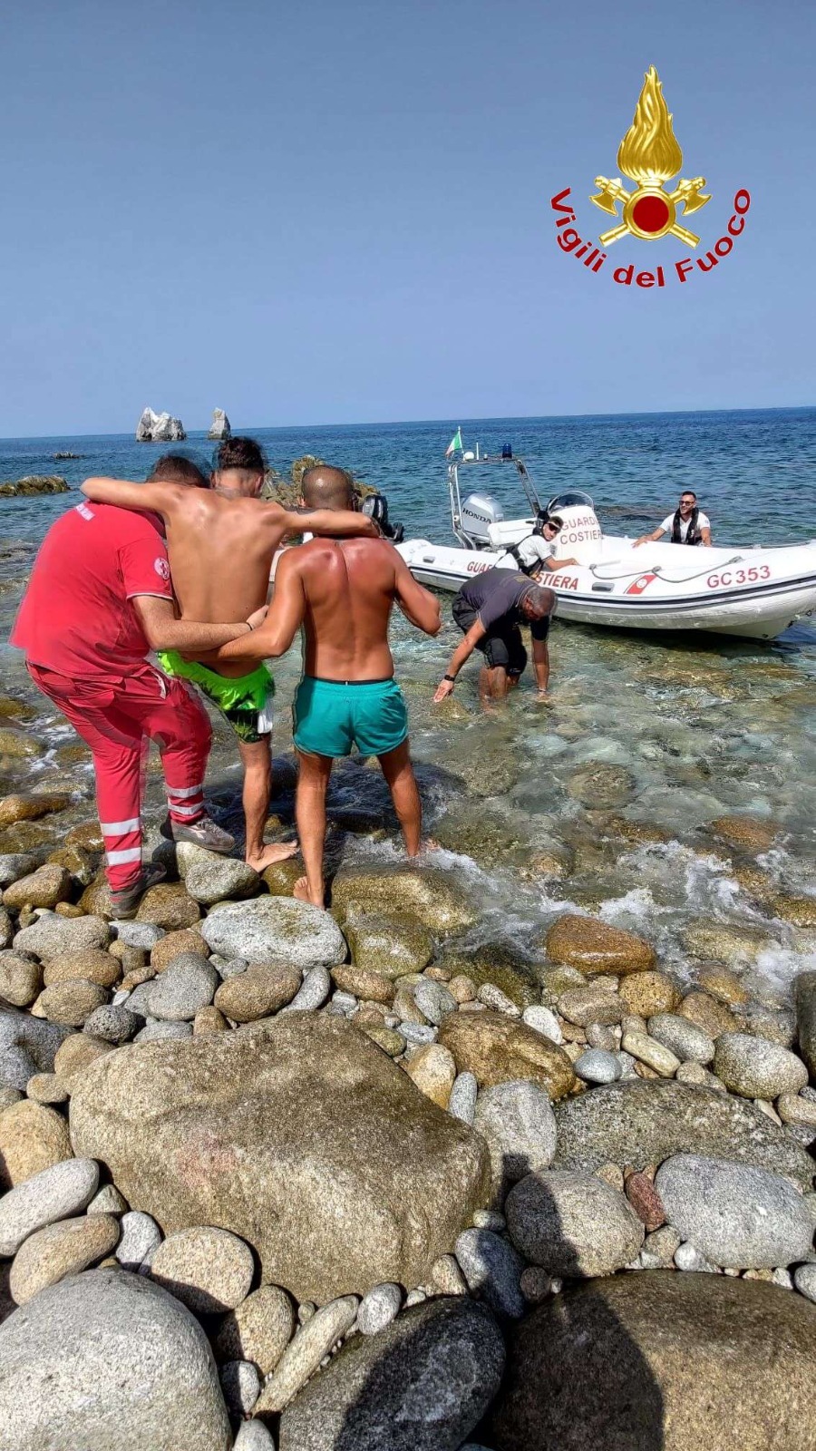 Ragazzo soccorso in mare da Vvf