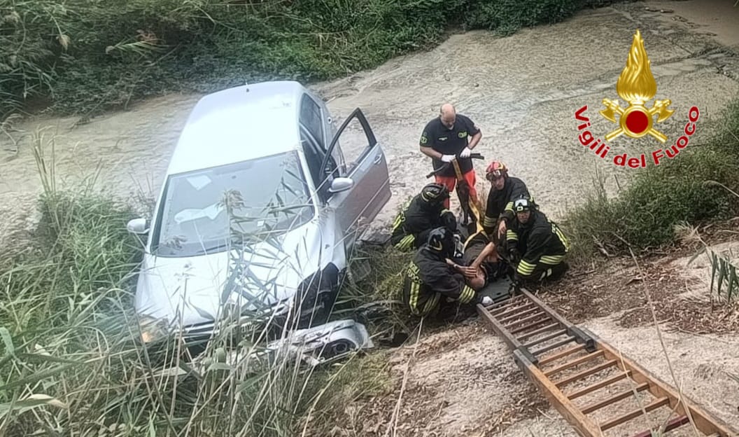 Auto in canalone