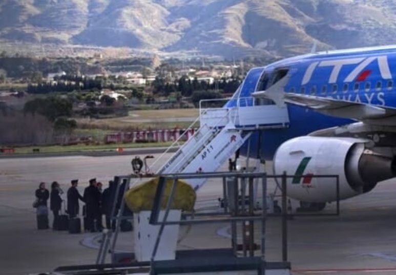 Volo sulla pista dell'aeroporto Tito Mminiti di Reggio