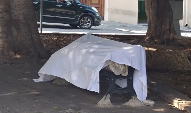Persona muore colta da malore su panchina