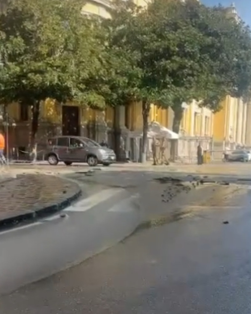 Mega-perdita d'acqua in Piazza Matteotti