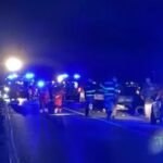A2 (Lamezia-Falerna), Tir con pellet a bordo prende fuoco. Vigilfuoco faticano per ore per estinguere rogo