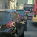 Fotonotizia Catanzaro, mentre 90% cittadini pensa a domani stadio senza Curva in città in cui calcio dovrebbe essere ultimo… pensiero ambulanza a Bellavista costretta a paralizzare traffico per tanti minuti con viale Normanni chiuso