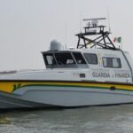 Crotone, Gdf Navale soccorre natante che imbarcava acqua